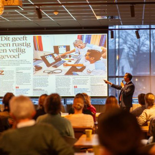 Zaal met mensen die luisteren naar spreker bij bijeenkomst Diabeteszorg Inspirerende bijeenkomst over de toekomst van diabeteszorg